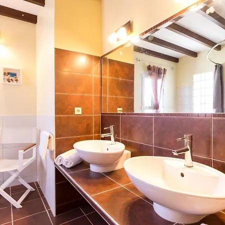 Vila St Nicholas House With Private Heated Pool *