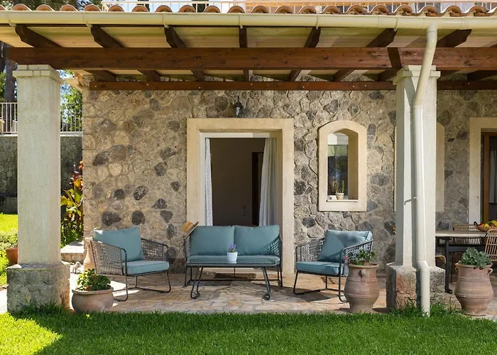 St Nicholas House With Private Heated Pool Дассия