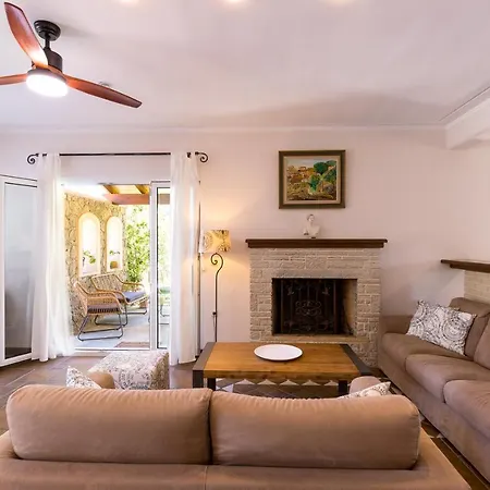 Vilă St Nicholas House With Private Heated Pool Dassia (Corfu)