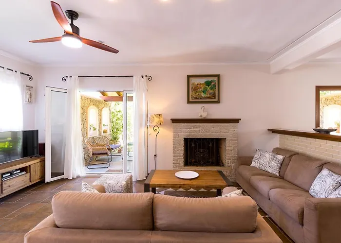 Βίλα St Nicholas House With Private Heated Pool Δασιά
